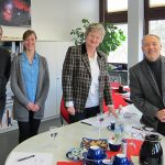 Die beiden Forscher mit der Projektleitung Prof. Dr. Juliane Besters-Dilger (Prorektorin für Studium und Lehre der Univ.) und Prof. Dr. Ulrich Druwe (Rektor der PH)