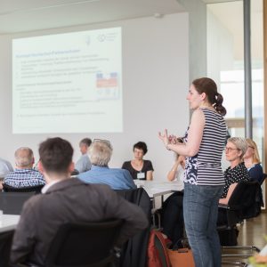 Ulrike Dreher (Praxiskolleg) bei der Präsentation der Konzepte