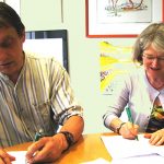 Prof. Dr. Wolfgang Hochbruck und OStD'in Veronika Kaiser bei der Unterzeichnung des Letters of Intent