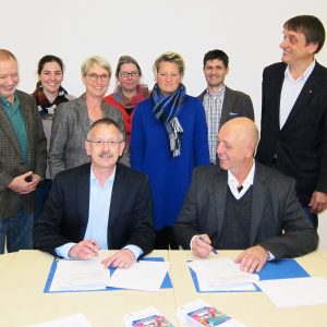 Kooperationspartner bei der Vertragsunterzeichnung