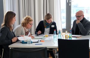 Teilnehmende des Gesamtprojekttreffens bei der Gruppenarbeit