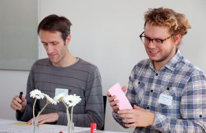 Teilnehmende bei der Gruppenarbeit