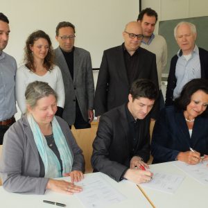 Kooperationspartner bei der Vertragsunterzeichnung: Dr. Martina von Gehlen, Albert-Ludwigs-Universität; Prof. Dr. Lars Holzäpfel, Pädagogische Hochschule Freiburg; Claudia Feierling, Schulleiterin Walter-Eucken-Gymnasium (v.l.n.r.)