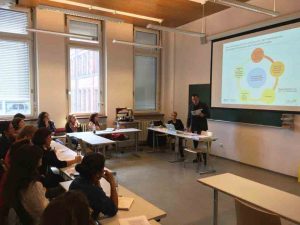 Prof. Dr. Kuster (Pädagogische Hochschule St. Gallen) und Frau Prof. Dr. Mirjam Egli Cuenat (Fachhochschule Nordwestschweiz) stellen Handlungsfelder der Sprachkompetenzprofile vor.