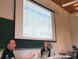 Prof. Dr. Kuster (Pädagogische Hochschule St. Gallen) und Frau Prof. Dr. Mirjam Egli Cuenat (Fachhochschule Nordwestschweiz) stellen Handlungsfelder der Sprachkompetenzprofile vor.