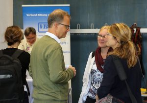 Teilnehmer*innen der Tagung beim Austausch, Praxisphasentagung