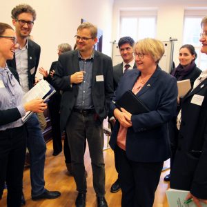 Ministerin Theresia Bauer und Staatsserkretär Volker Schebesta des Ministeriums für Kultus, Jugend und Sport im Gespräch mit Prof. Dr. Tim Krieger, Prof. Dr. Timo Leuders und Dr. Katharina Hellmann