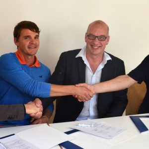unterzeichnung des Kooperationsvertrages mit der Kastelbergschule Waldkirch. v.l.n.r.: Lars Holzäpfel, Christian Baier, Manfred Kasten und Wolfgang Hochbruck