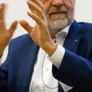 Prof. Fritz Oser während seines Vortrages "Aus Fehlern (nicht) lernen - Über die Funktion des Falschen und die Fehlerkultur in der Schule". Dieser Vortrag wurdeim Rahmen der Ringvorlesung "Lehr- und Lernperspektiven" im Wintersemester 2017/2018 gehalten