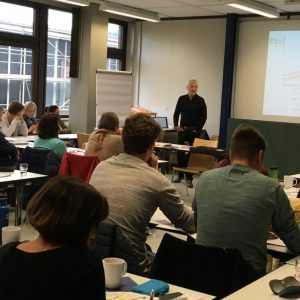 Referent Andreas Müller und Teilnehmende bei der Fortbildung "Pädagogische Souveränität - Umgang mit herausfordernden Unterrichtssituationen"