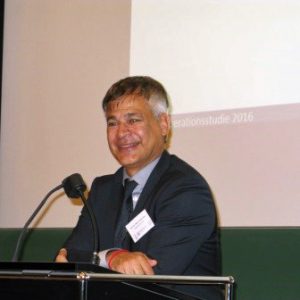 Prof. Dr. Hans Anand Pant bei seinem Vortrag "Lehrkräftekooperation - Anspruch und Wirklichkeit". Dieser Vortrag wurde im Rahmen der Ringvorlesung "Lehr- und Lernperspektiven" des Wintersemesters 2017/2018 gehalten