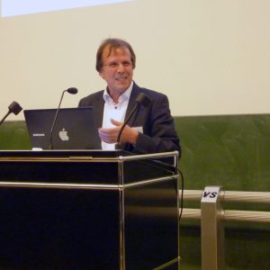 Pfarrer Gerhard Ziener bei seinem Vortrag "Bildungsstandards, Kompetenzen und Kompetenzorientierung: Alter Wein in neuen Schläuchen?" Der Vortrag wurde im Rahmen der Ringvorlesung "Lehr- und Lernperspektiven" des Wintersemesters 2017/2018 gehalten.