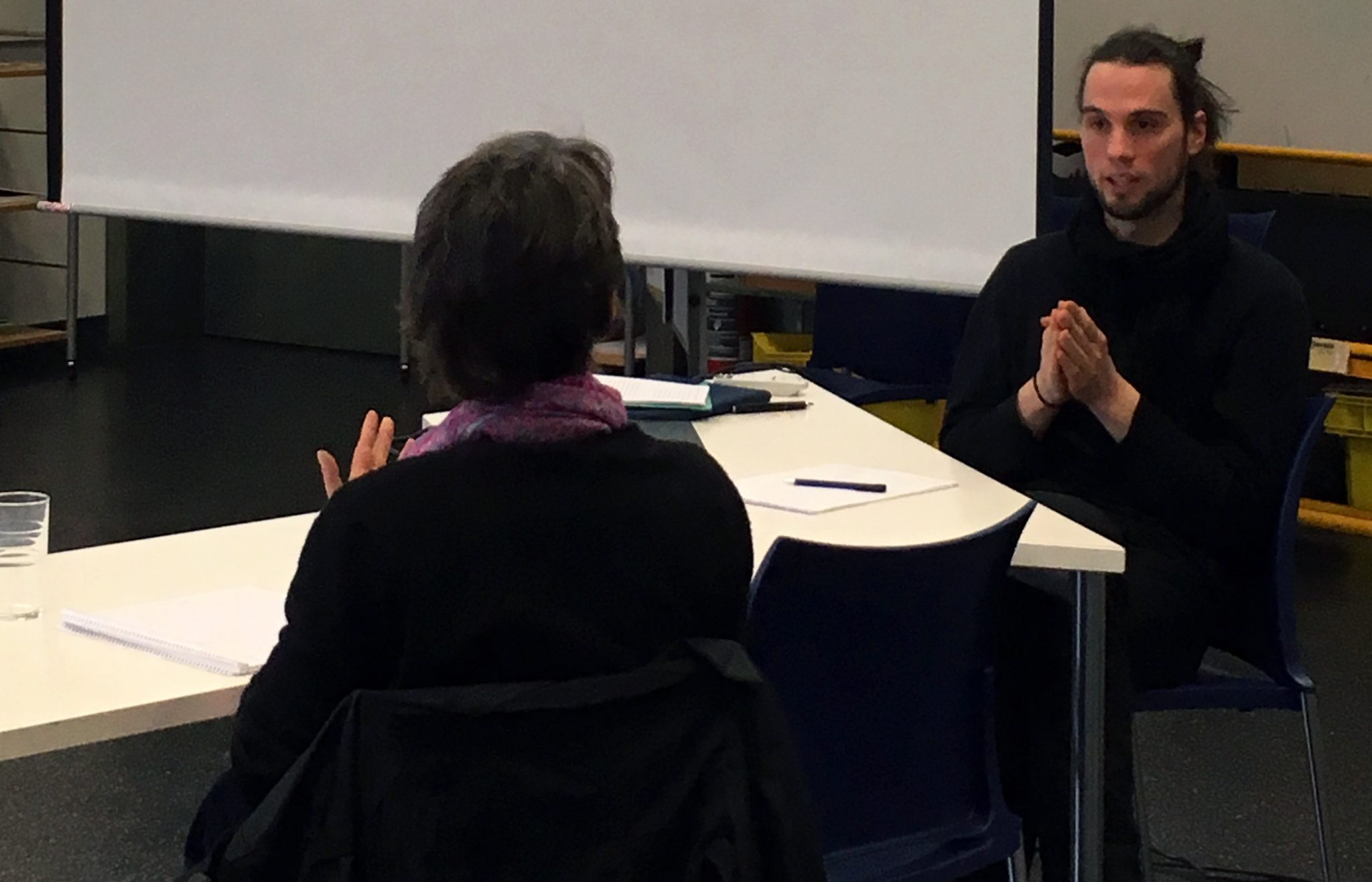 Thorsten Merl von der Universität zu Köln im Gespräch zur gemeinsamen Materialdiskussion mit einer Teilnehmerin der Forschungswerkstatt "Rekonstruktive Inklusions- und Differenzforschung"