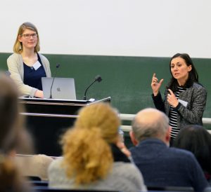 Jun.-Prof. Lena Wessel und Prof. Kalkavan-Aydin während ihres Vortrages im Zuge der Ringvorlesung des Praxiskollegs