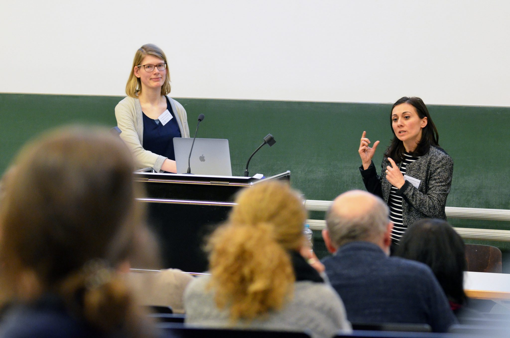 Die Vortragenden Juniorprofessorin Wessel und Professorin Kalkavan-Aydin