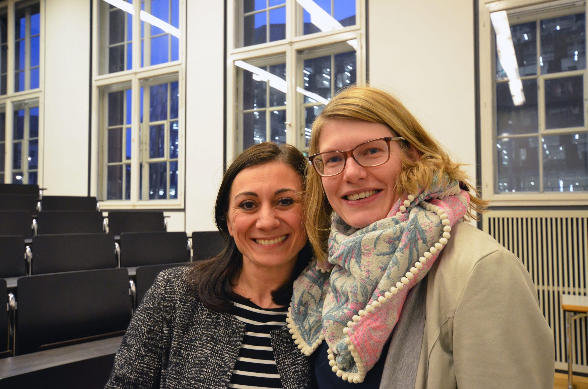 Juniorprofessorin Wessel und Professorin Kalkavan-Aydin posieren nach ihrem Vortrag für die Kamera