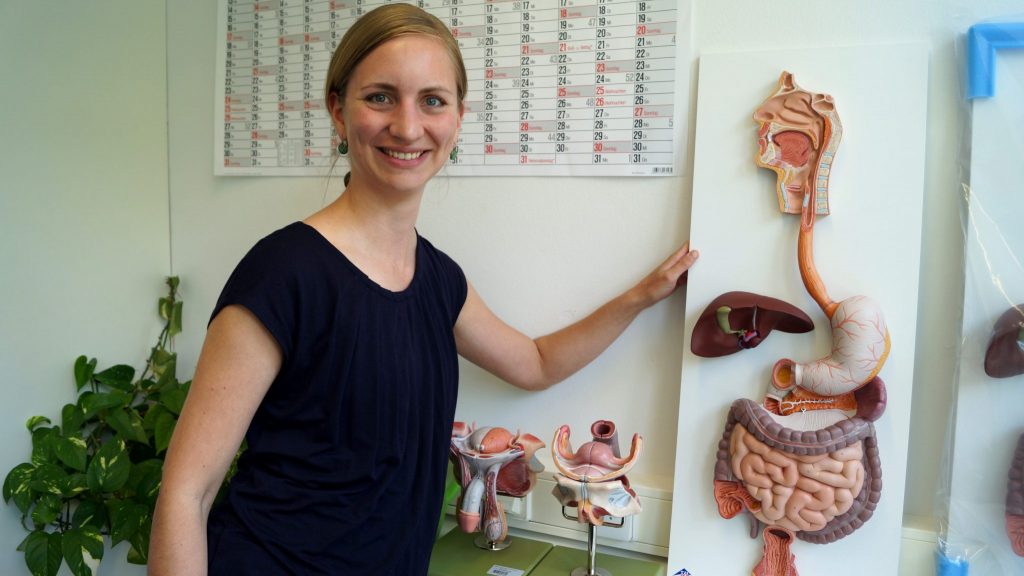 Dr. Anne Liefländer am Modell