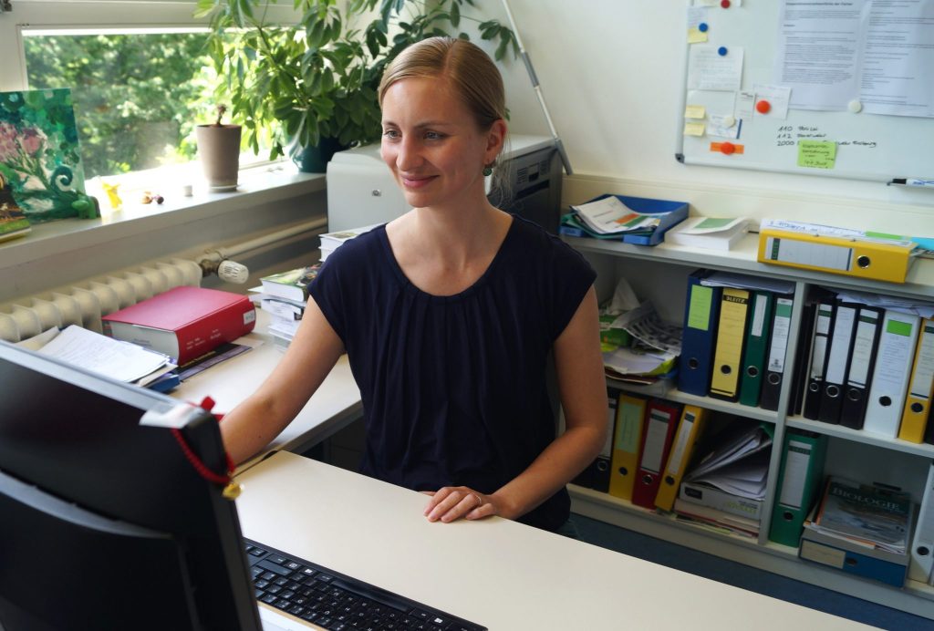Dr. Anne Liefländer am Schreibtisch