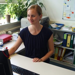 Dr. Anne Liefländer am Schreibtisch