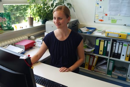 Dr. Anne Liefländer am Schreibtisch