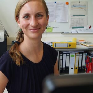 Dr. Anne Liefländer am Schreibtisch