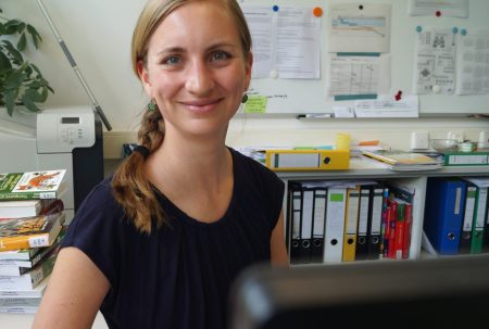 Dr. Anne Liefländer am Schreibtisch