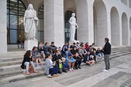 Studierende in dem römischen Stadtteil EUR