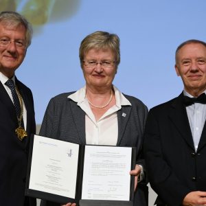 Hans-Jochen Schiewer, Juliane Besters-Dilger und Ulrich Druwe mit der unterschriebenen Kooperationsvereinbarung zur Gründung der School of Eudcation