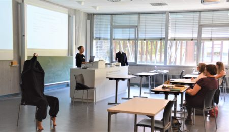 Tanzwissenschaftlerin Dr. Jutta Krauß (Pädagogische Hochschule Freiburg) mit der Tänzerin Julia Galas während der „Lecture-Performance: Bewegungsbilder zwischen Körper und Kostüm“