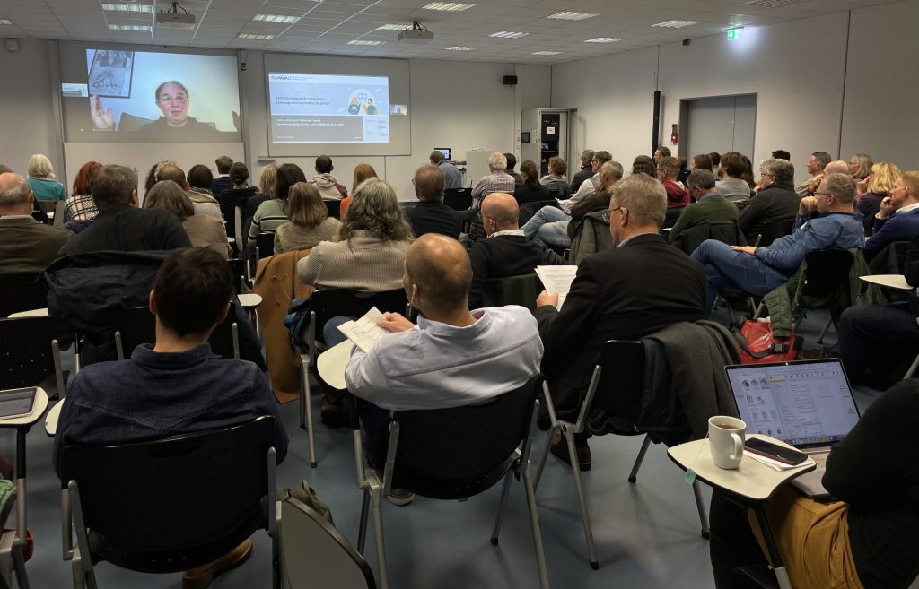 Prof. Dr. Susanne Prediger (TU Dortmund) stellte anhand des Projekts QuaMath die Erkenntnisse vor, die das DZLM-Netzwerk über Jahre bei der Er- und Überarbeitung von Multiplikator:innenqualifizierungen und Lehrkräftefortbildungen gesammelt hat