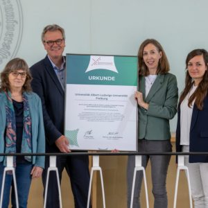 Dr. Barbara Skorupinski (School of Education FACE), Prof. Dr. Michael Schwarze (Prorektor für Studium und Lehre), Anette Bender und Jessica Stihl (beide Zentrum für Schlüsselqualifikation) bei der Urkundenübergabe.