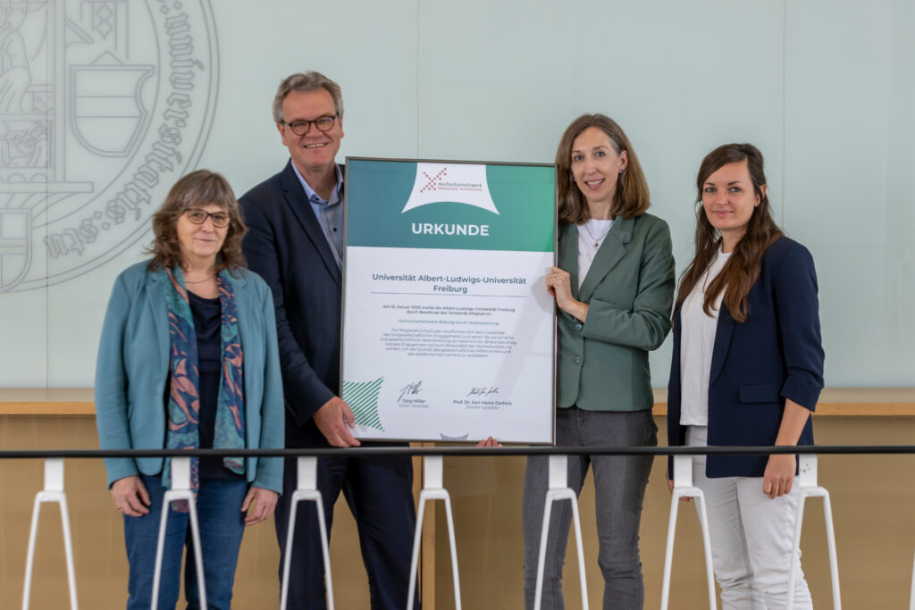 Dr. Barbara Skorupinski (School of Education FACE), Prof. Dr. Michael Schwarze (Prorektor für Studium und Lehre), Anette Bender und Jessica Stihl (beide Zentrum für Schlüsselqualifikation) bei der Urkundenübergabe.