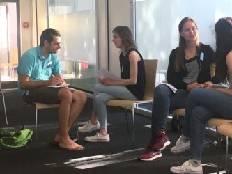 Mentor*innen und Mentees im Austausch